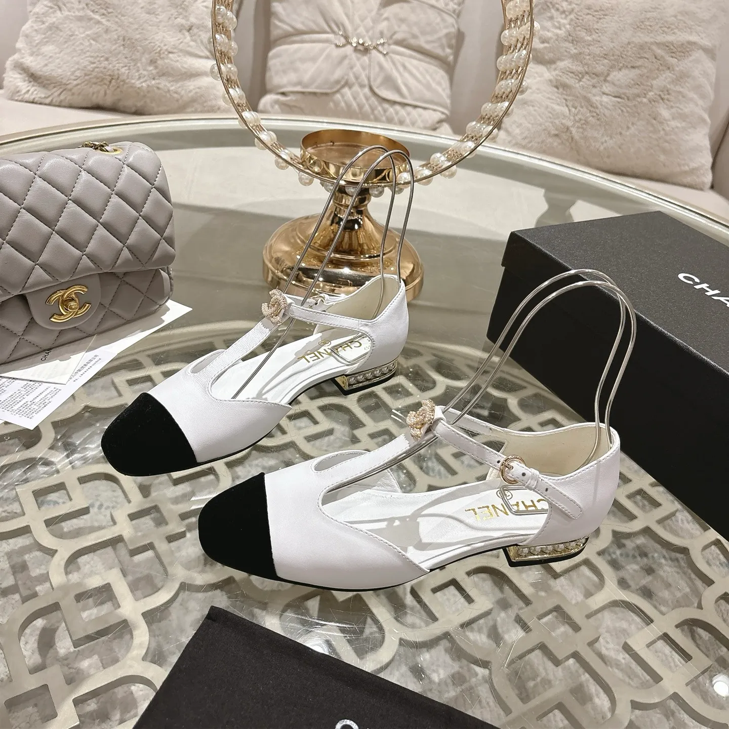 👟👟Ex-factory price 560👟👟 25ss early autumn new Xiaoxiang Chanel pearl double C buckle T-strap Mary Jane shoes pearl heel buckle shoes doll shoe design is so cute 💥The daughter of a rich family has the sense of sight, retro sweetness and age reduction! Mary Jane's unique noble texture allows you to practice various combinations of beauty. Beauty and comfort coexist. Who can not be tempted? The high-end simple style will never go out of style when worn again and again. It vividly interprets the charm of the exclusive fragrance. More possibilities for shaping. Original molded hardware buckle. Upper: lambskin. Lining: sheepskin. Outsole: genuine leather outsole imported from Italy. Size: 35-39 (40.41 custom-made, non-refundable).